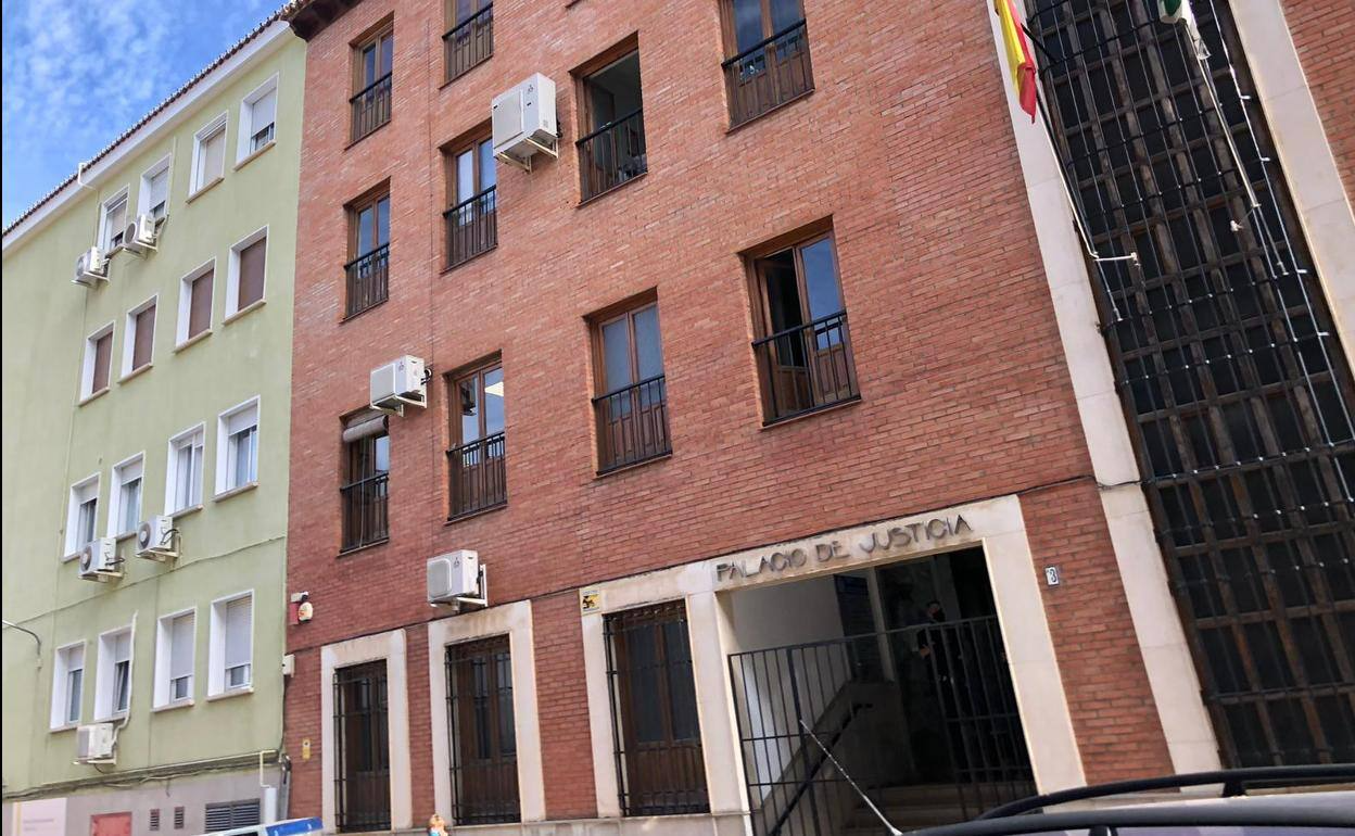 Edificio de ladrillo rojo, cartel