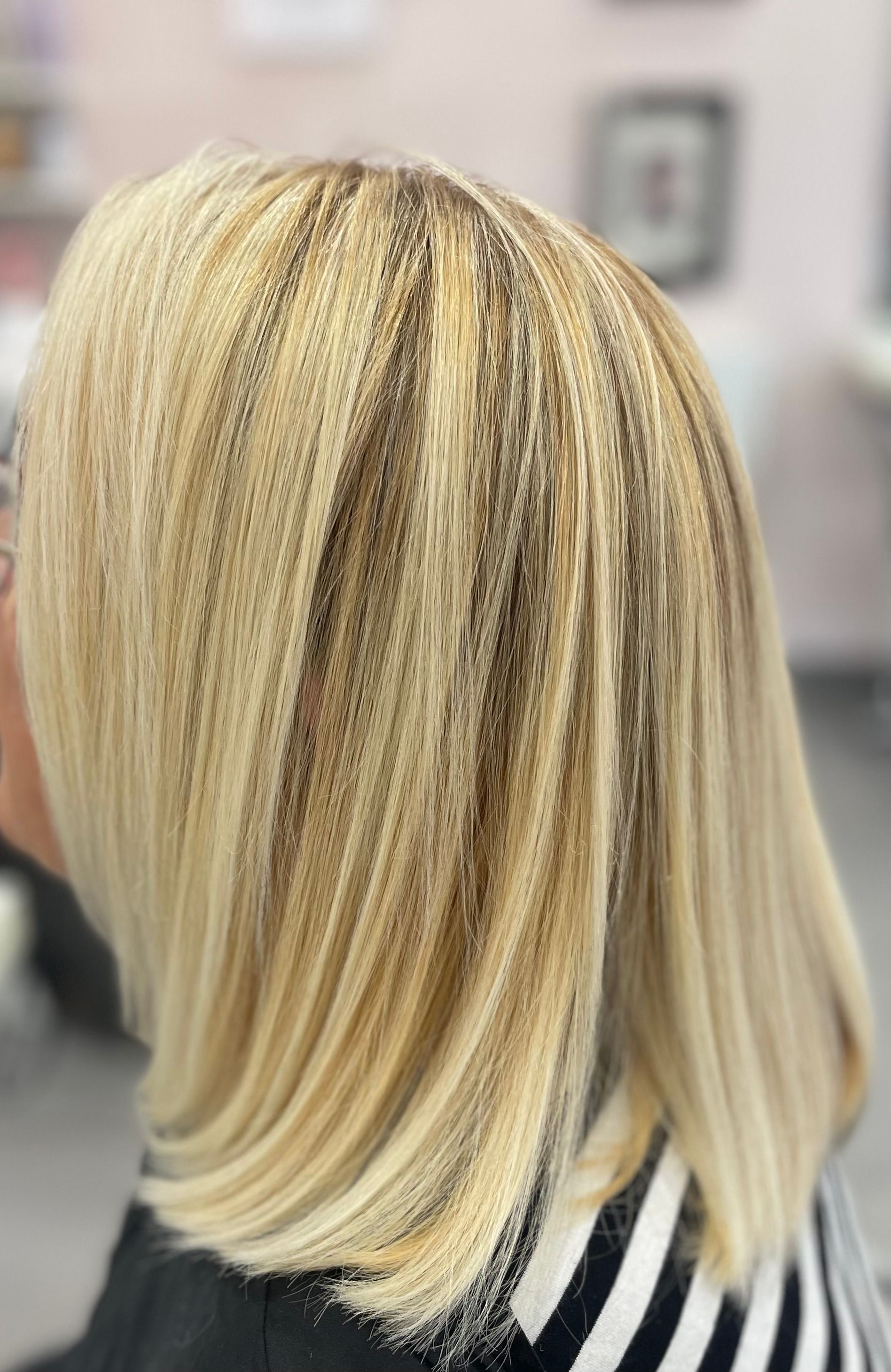 Une femme avec les cheveux blond platine vue de dos