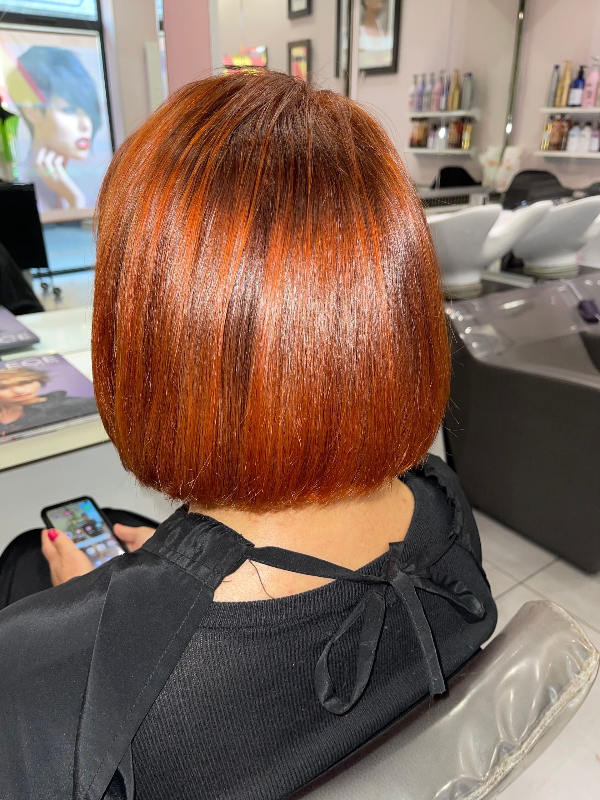 Une femme vue de dos avec les cheveux courts et roux