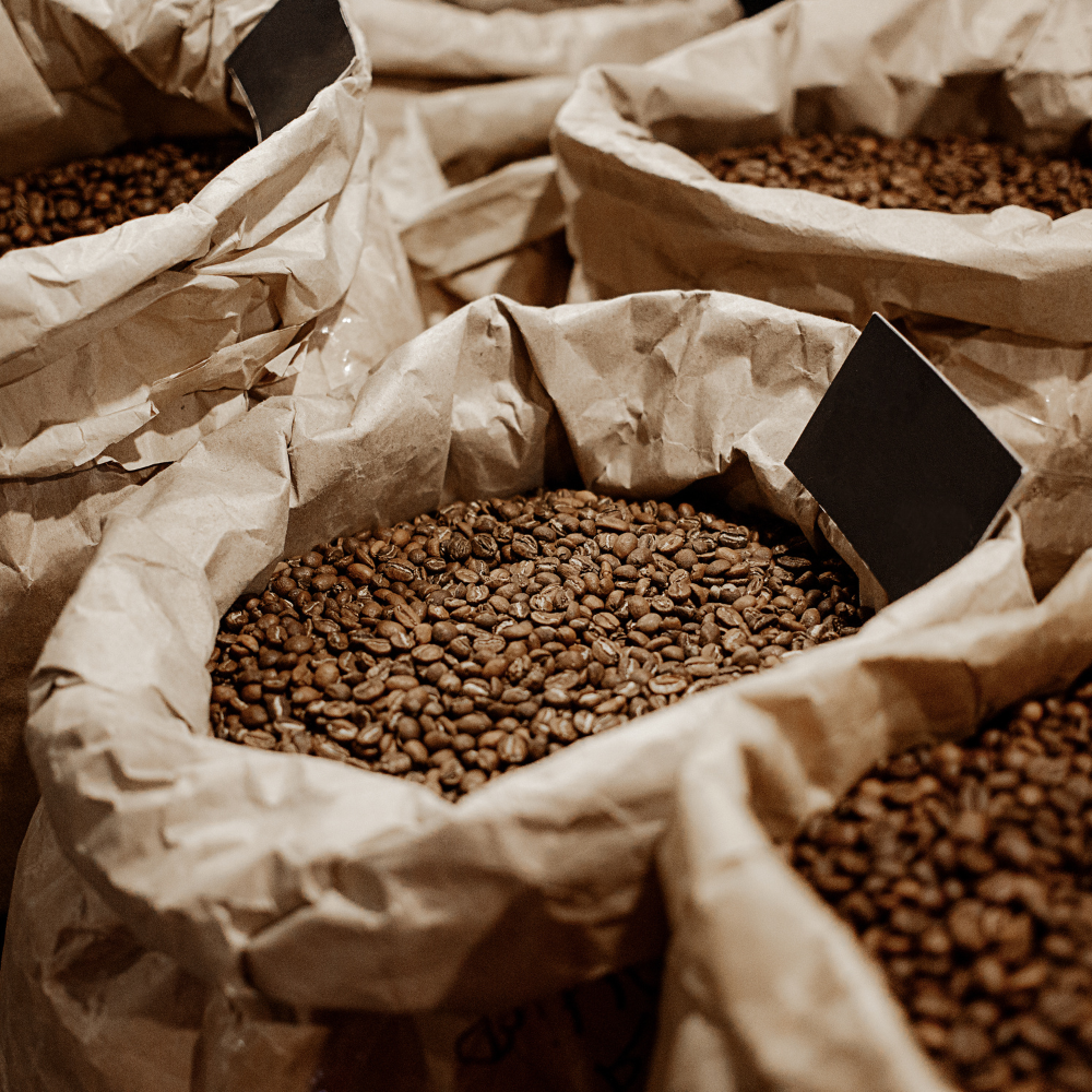 Plusieurs sacs de grains de café sont emballés dans du papier brun