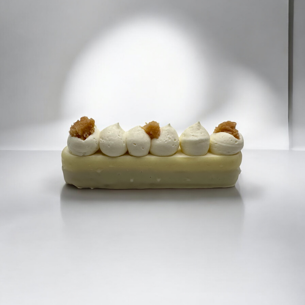 Une pâtisserie aux figues et aux cerises sur une assiette blanche