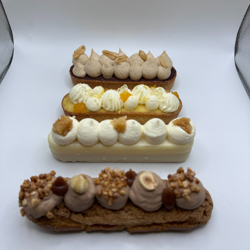 Une pâtisserie aux figues et aux cerises sur une assiette blanche