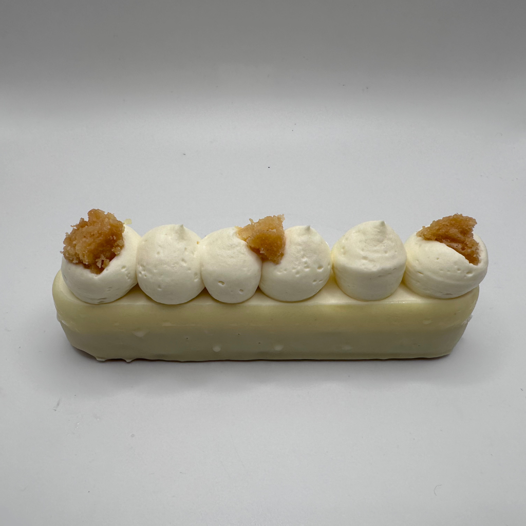 Une pâtisserie aux figues et aux cerises sur une assiette blanche