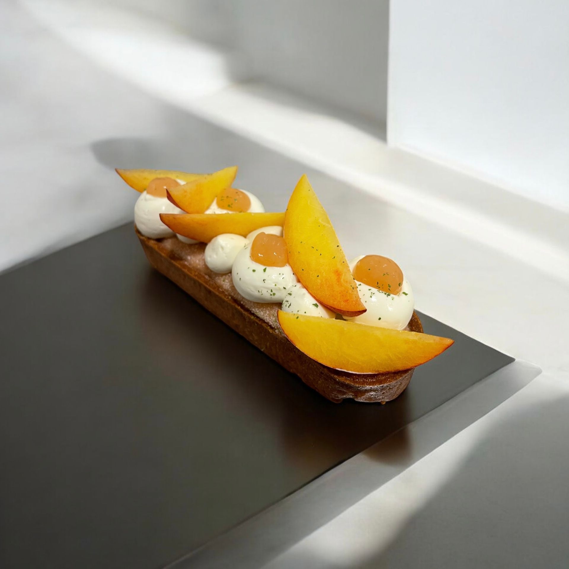 Un bouquet de desserts avec du glaçage jaune et blanc sur une table.