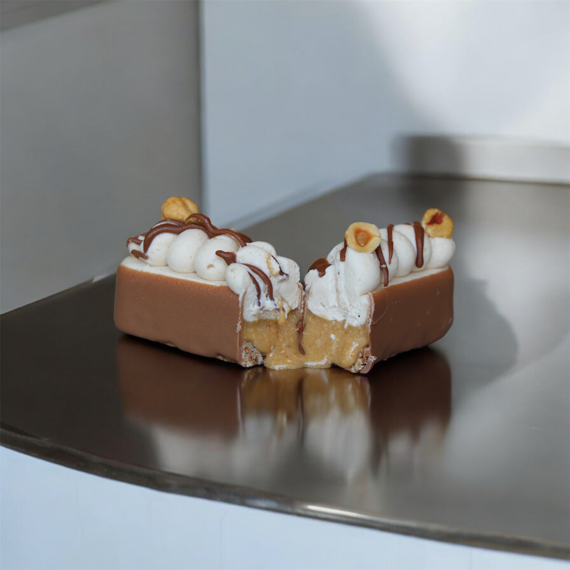 Deux hommes se tiennent côte à côte devant un micro-ondes.