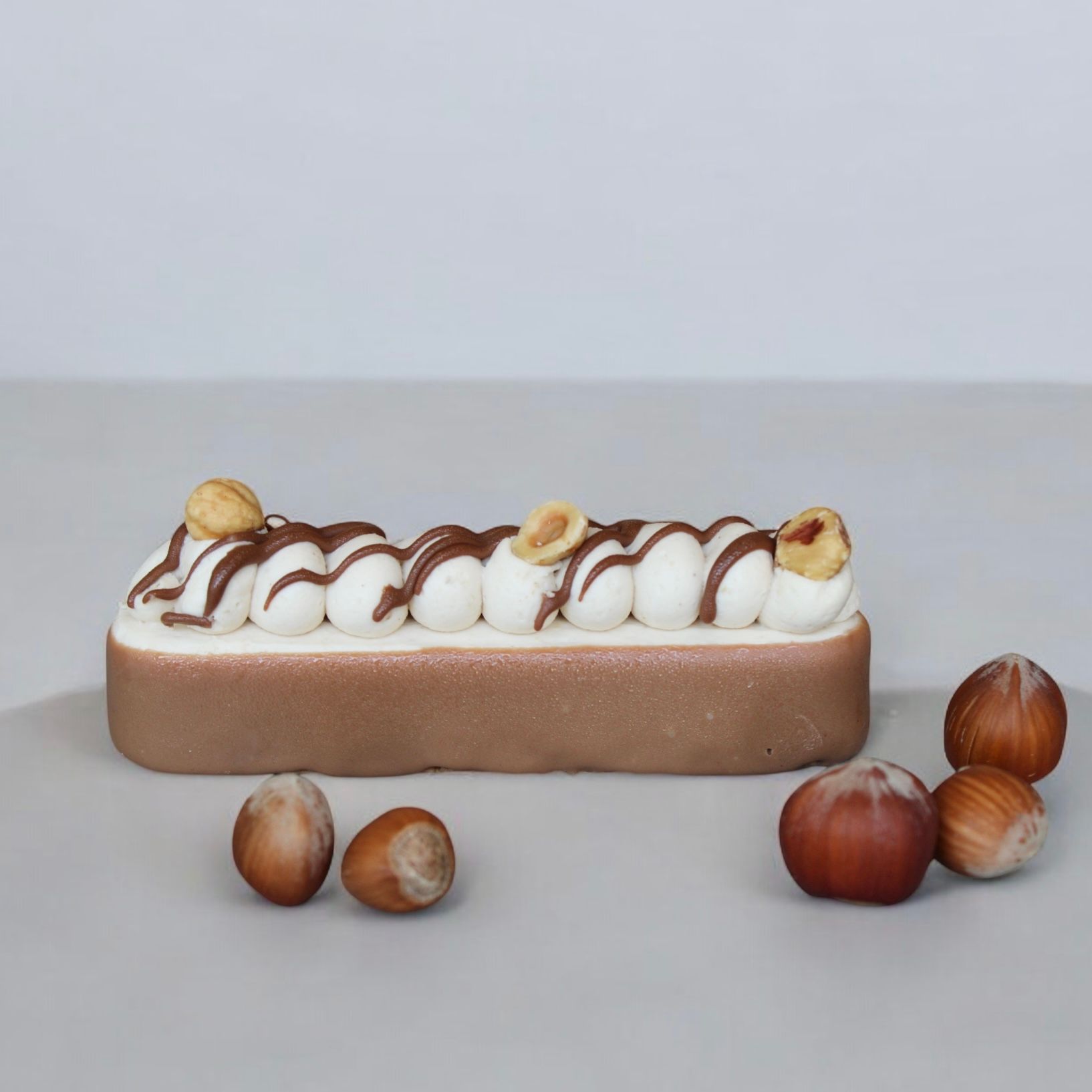 Un gâteau au chocolat avec des noix sur le dessus est sur une table