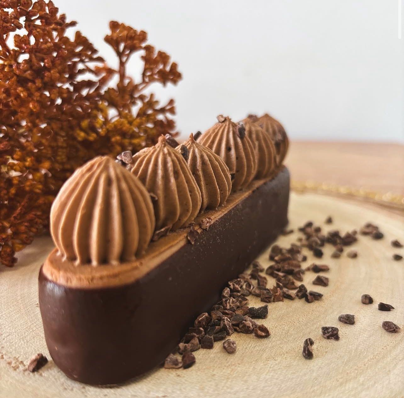 Un gros plan d'un dessert au chocolat sur une table en bois