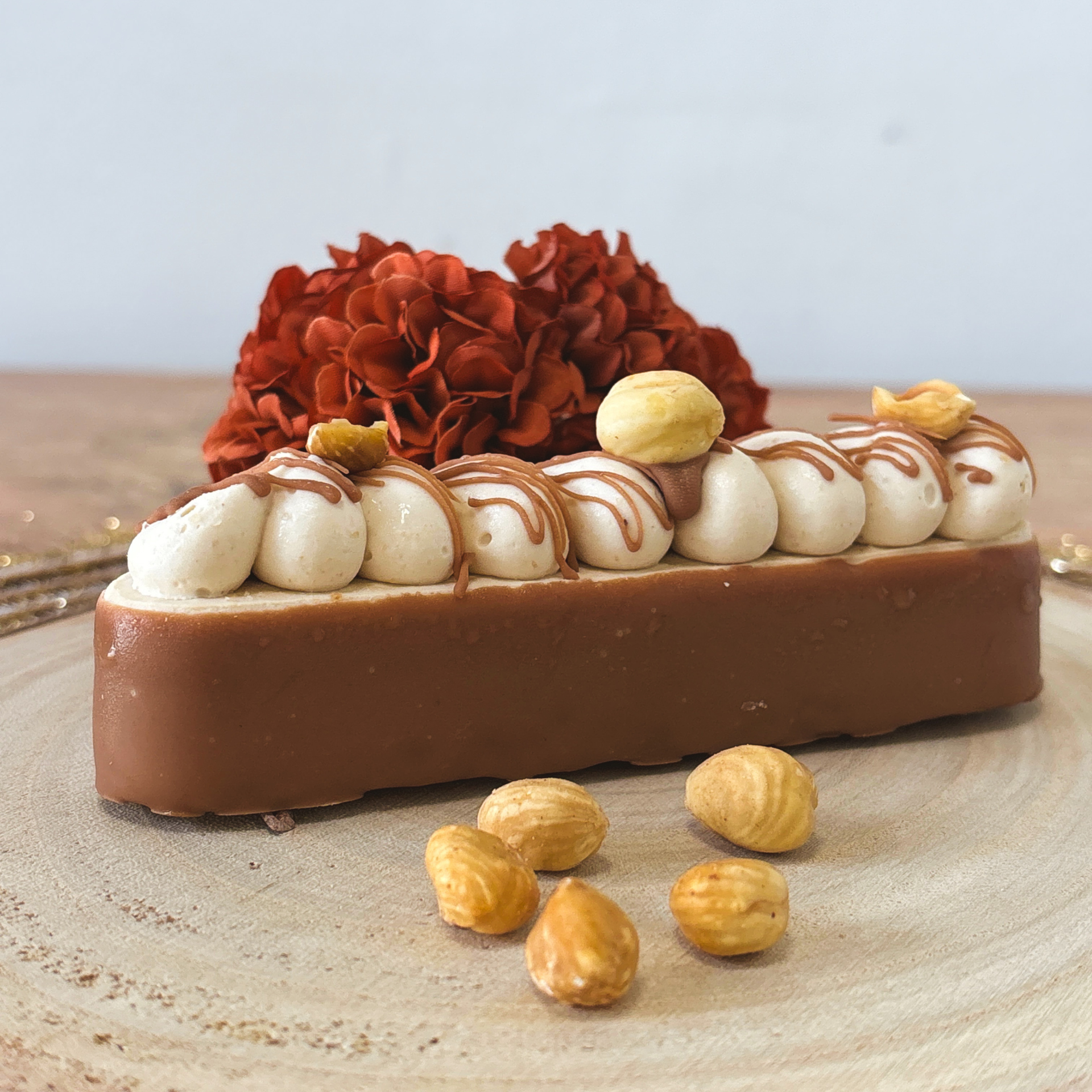 Un gâteau au chocolat avec des noix sur le dessus est sur une table