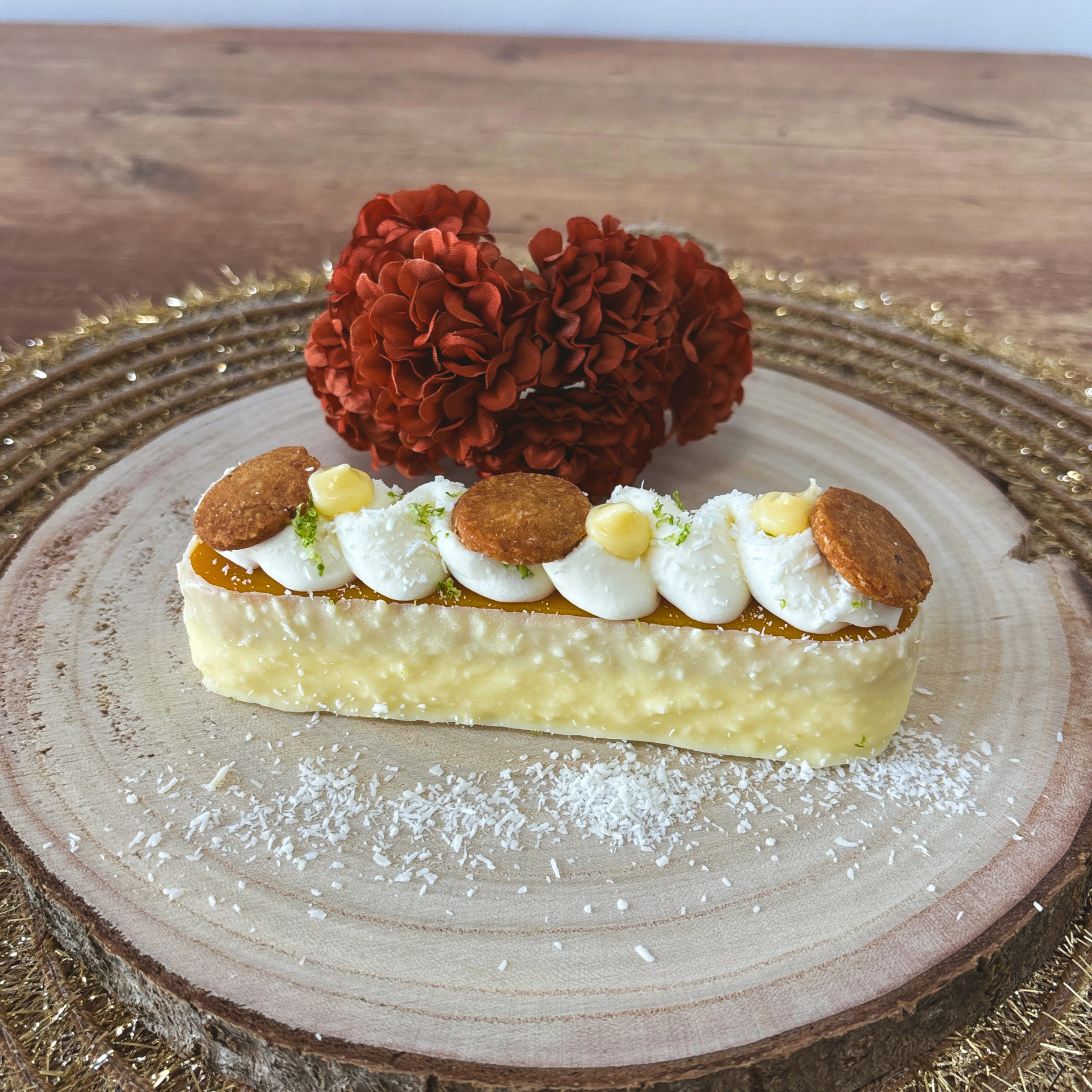 Un bouquet de desserts avec du glaçage jaune et blanc sur une table.