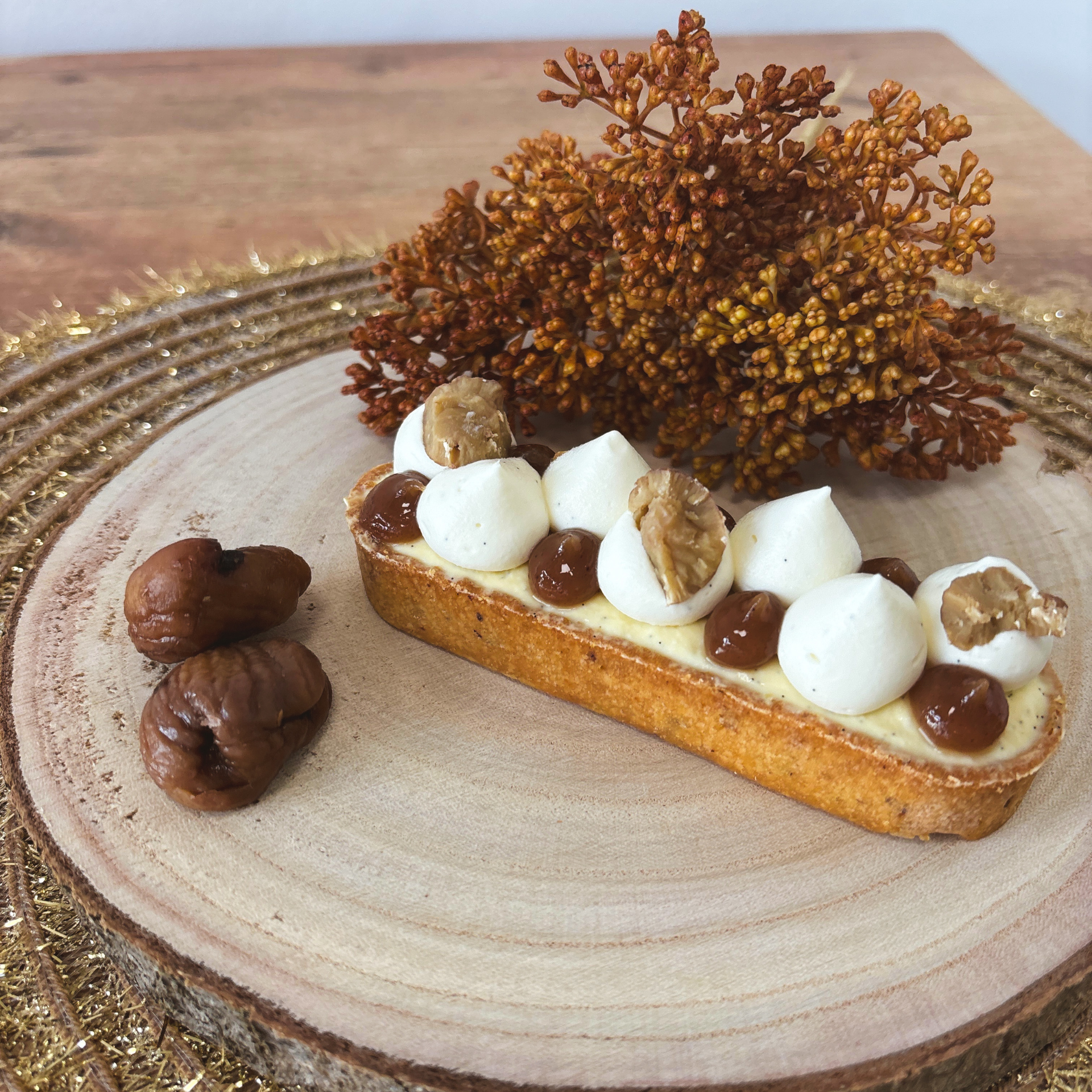 Deux éclairs sont posés l'un sur l'autre sur une table.