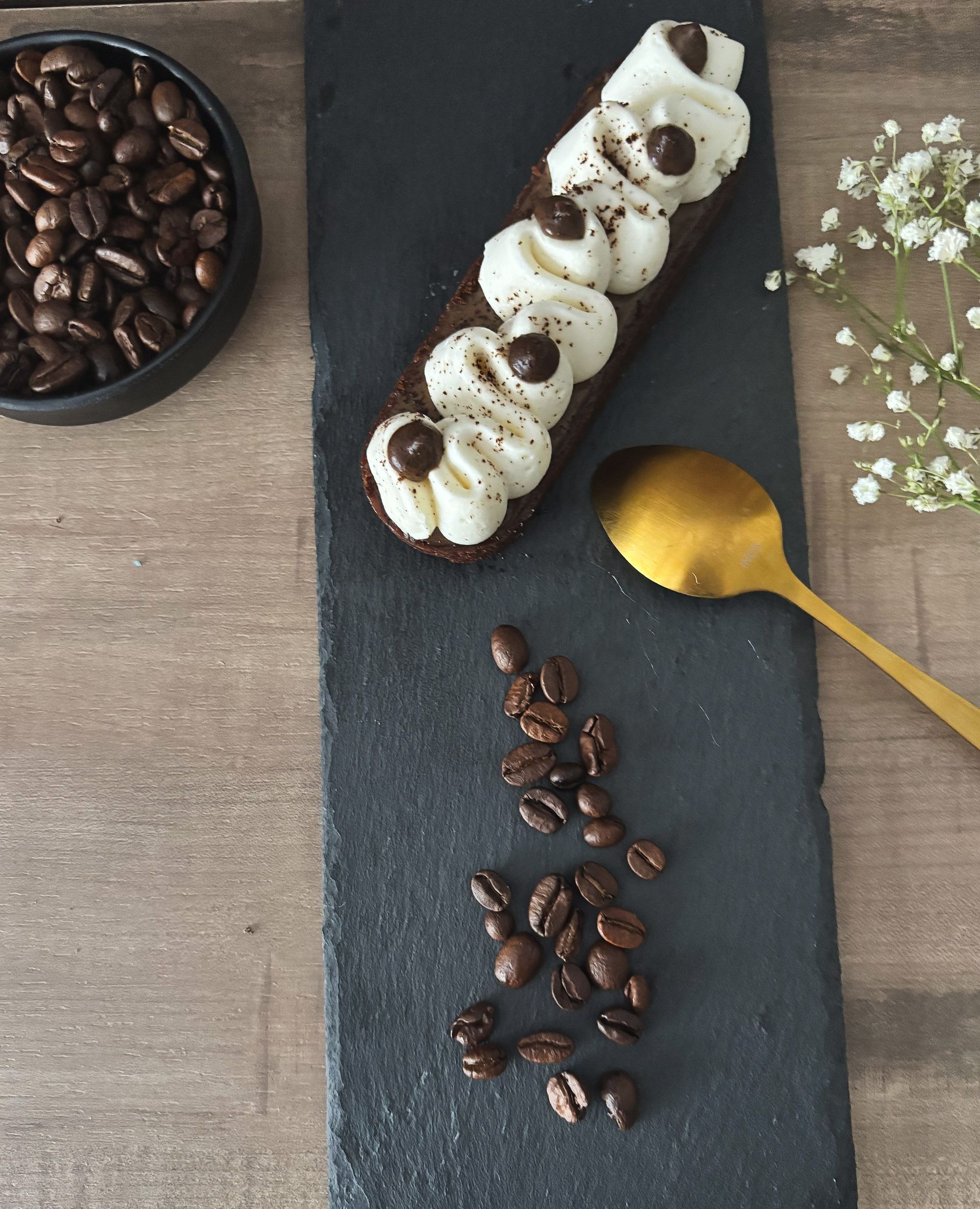 Un gros plan d'un morceau de gâteau avec une bouchée dedans.