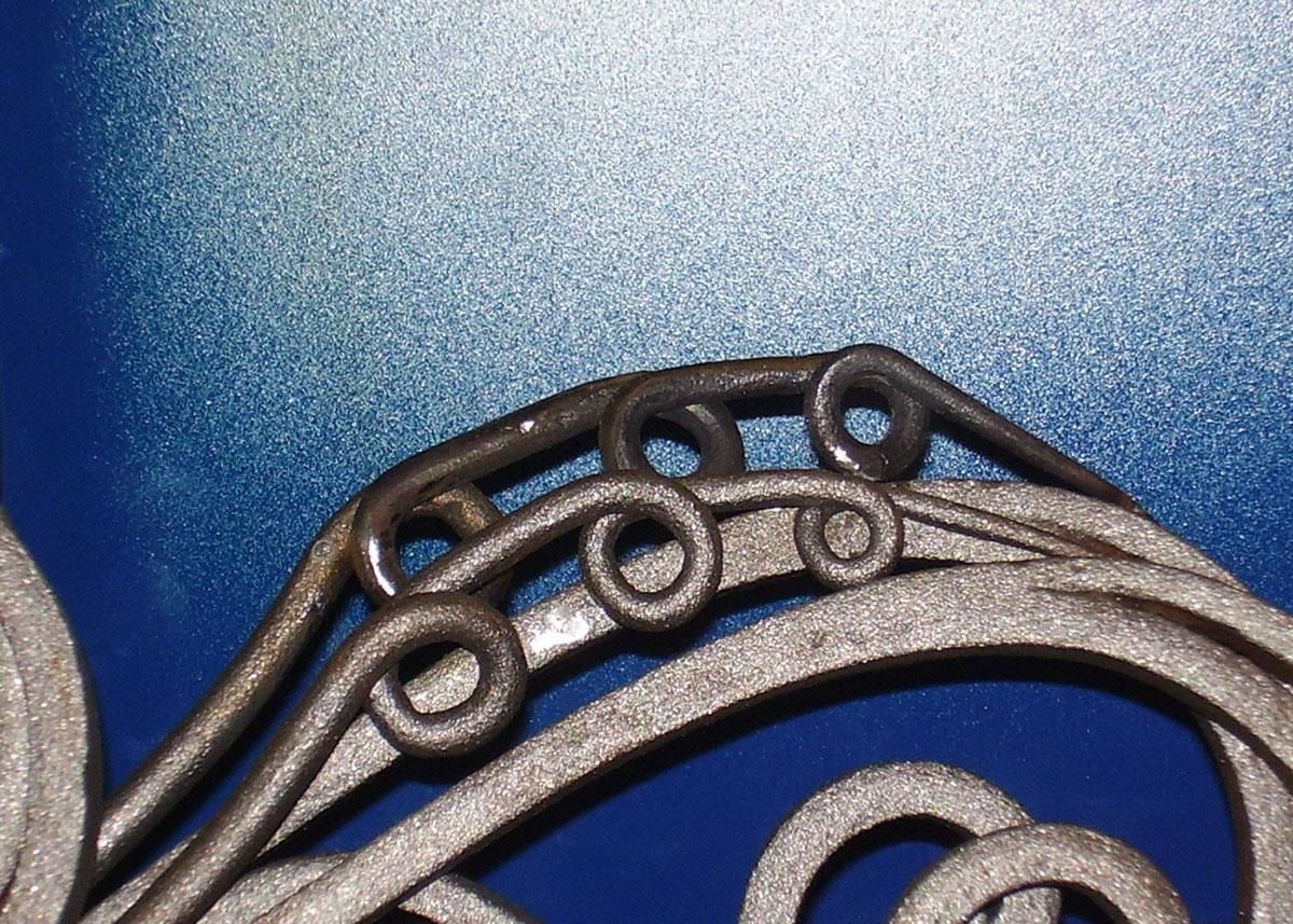 Eine Nahaufnahme eines Metallobjekts mit blauem Hintergrund