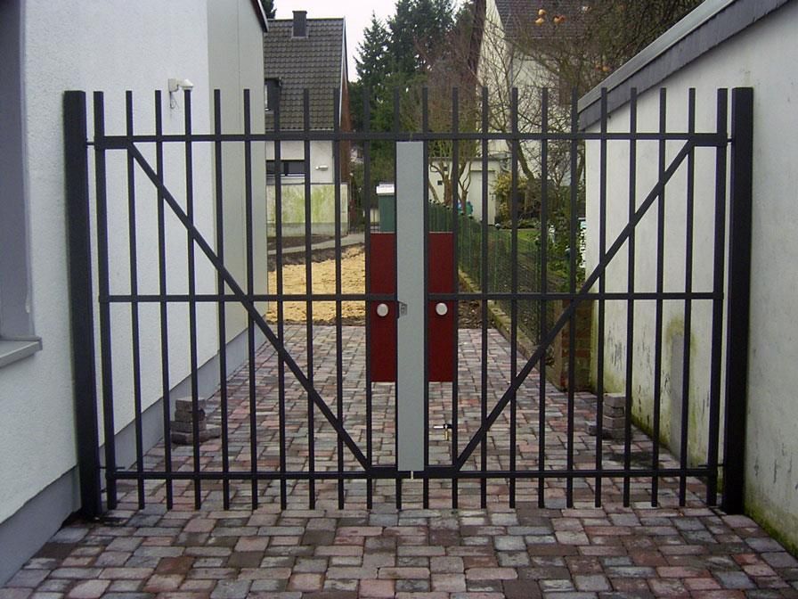 Eine gemauerte Auffahrt mit einem Tor, auf dem der Buchstabe n steht