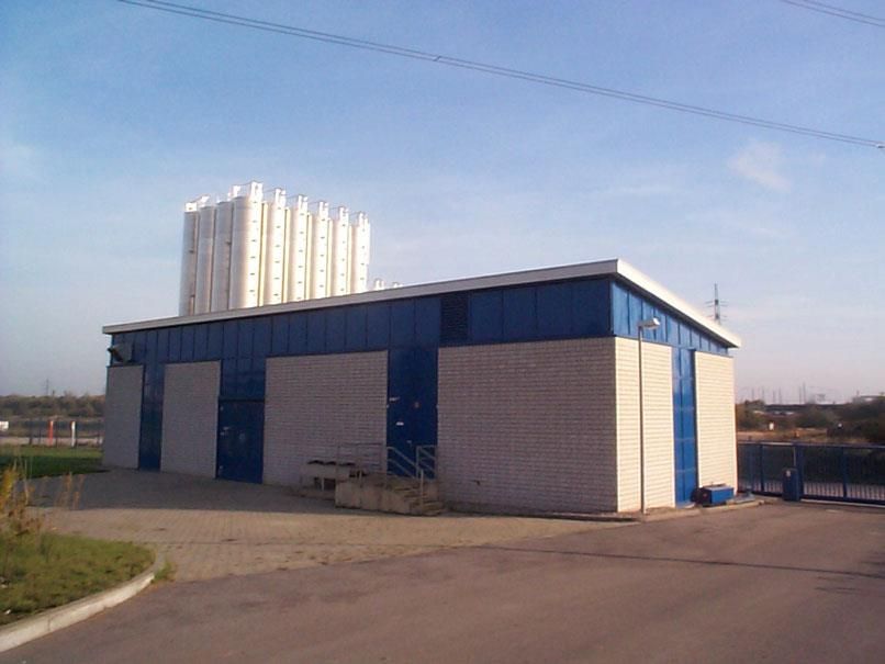 Ein blau-weißes Gebäude mit vielen Fenstern