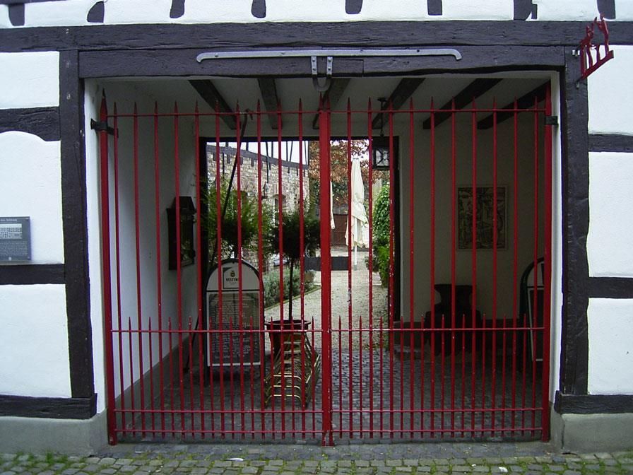 Ein roter Zaun umgibt den Eingang zu einem Gebäude