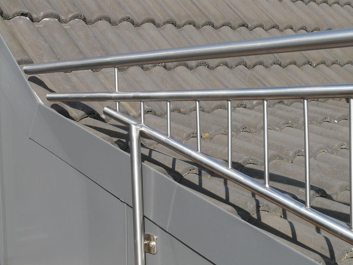 Ein Edelstahlgeländer an der Seite eines Gebäudes