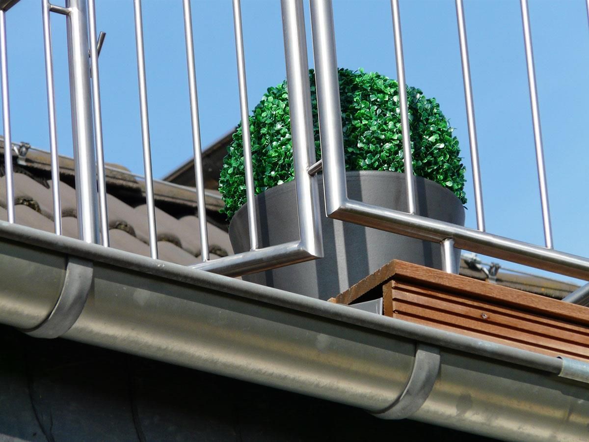 Ein Balkon mit einer Topfpflanze darauf