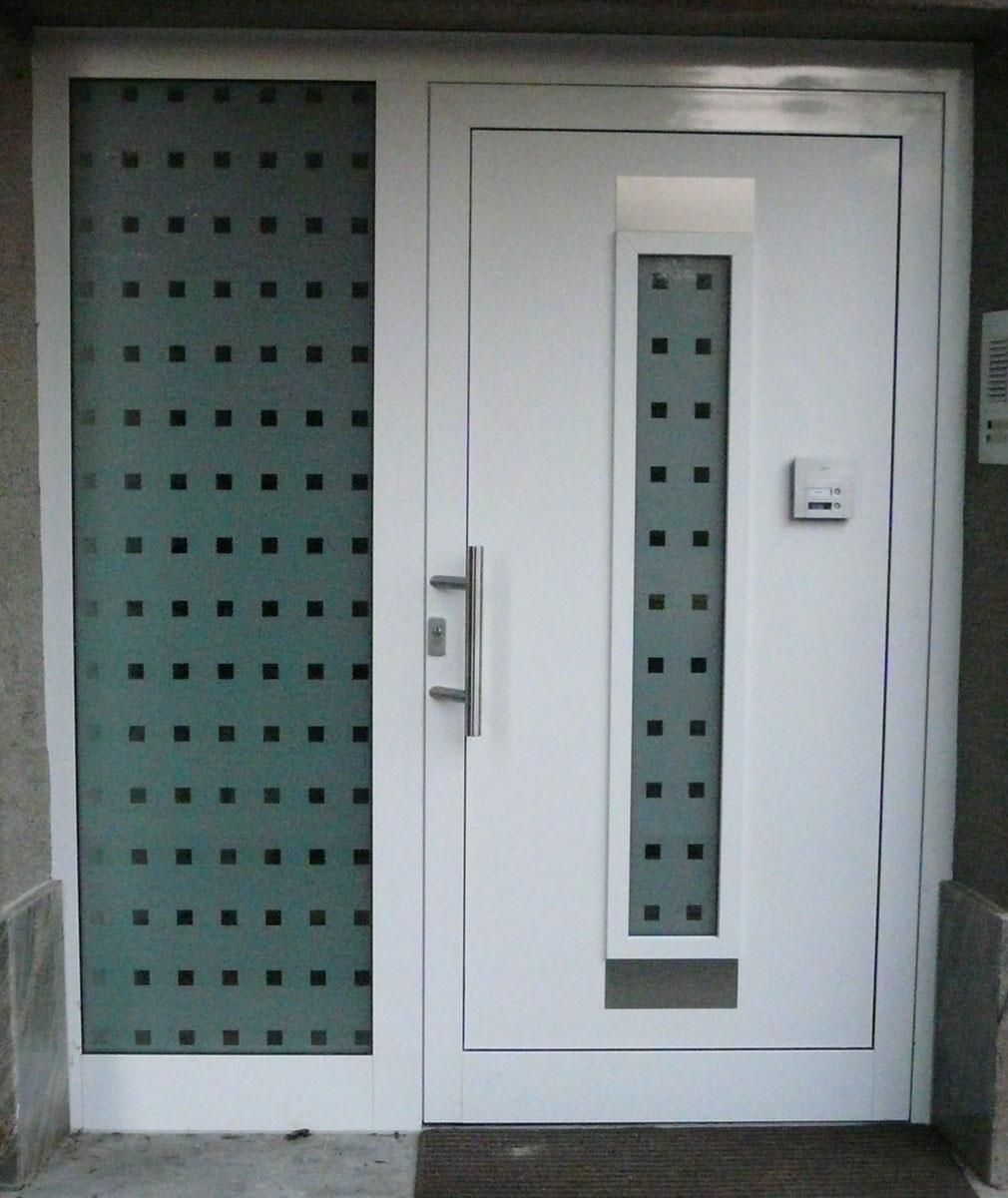 Eine weiße Tür mit Quadraten auf dem Glas