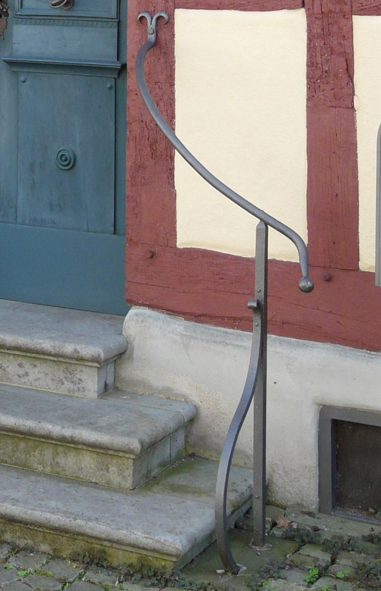 Eine Treppe, die zu einer blauen Tür führt