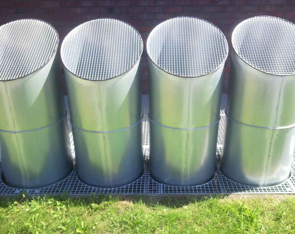 Eine Reihe von Metallrohren sind in einer Reihe aufgereiht