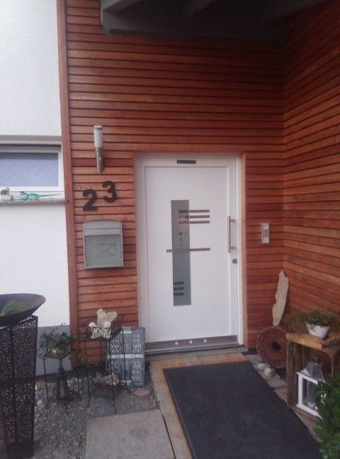 Holzwand im Eingangsbereich außen