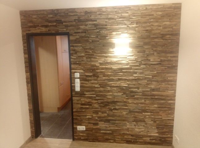 Holzwand mit verschiedenen Panelen