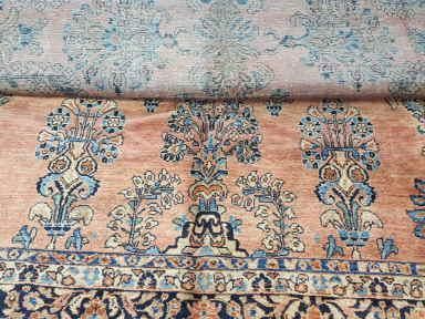 Eine Nahaufnahme eines Teppichs mit einem Blumenmuster.