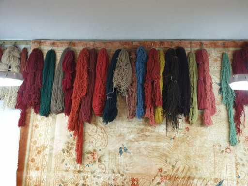 An einer Wand hängt ein Bündel Garn.