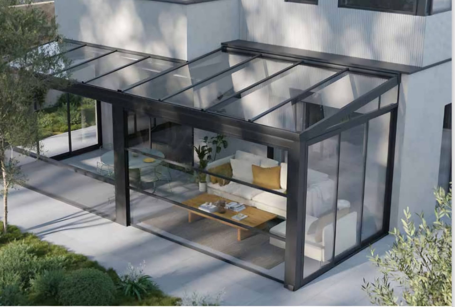 Un salon avec une verrière et des portes coulissantes en verre.