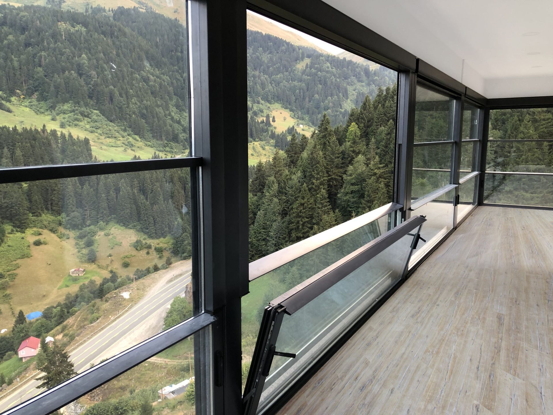Un balcon avec vue sur une forêt et des montagnes