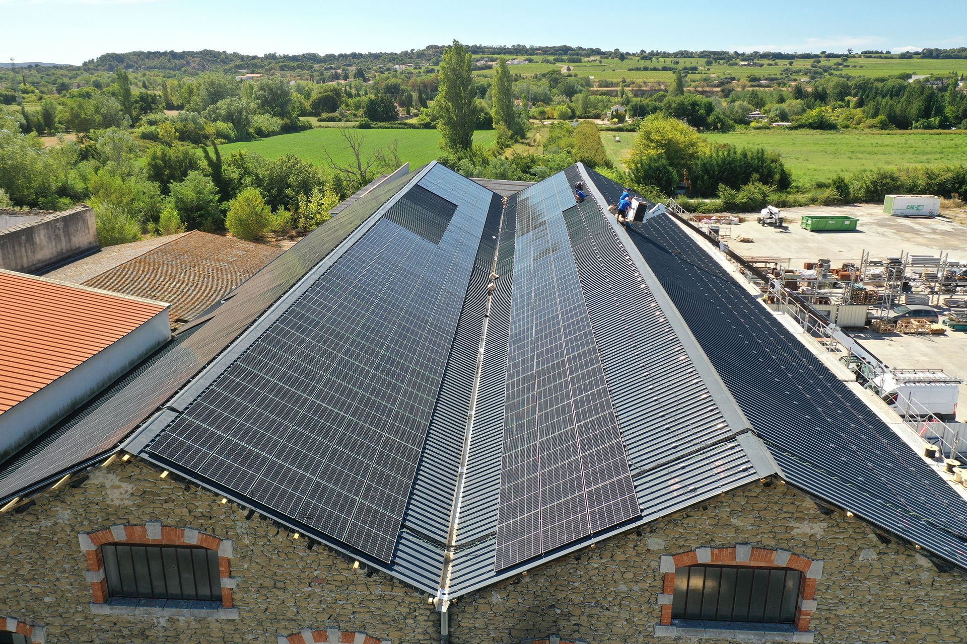 Toit d'une entreprise avec des panneaux solaires