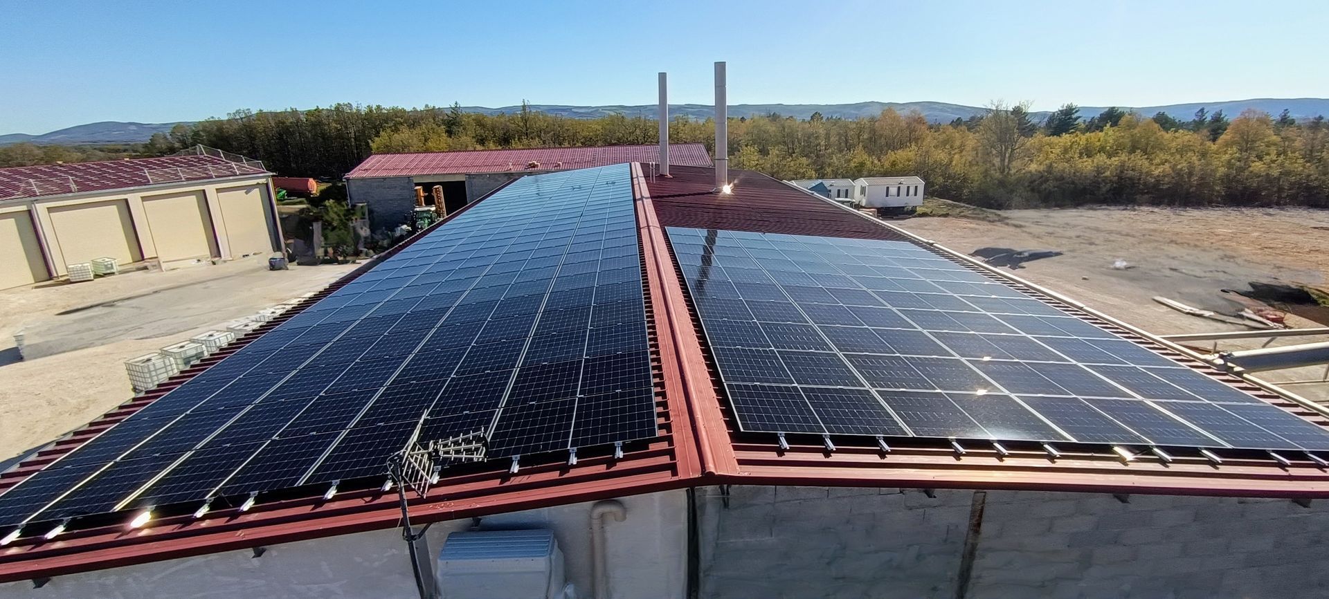 Des panneaux solaires sur un toit rouge