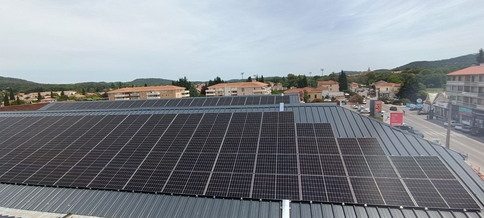 Un toit avec des panneaux photovoltaïques