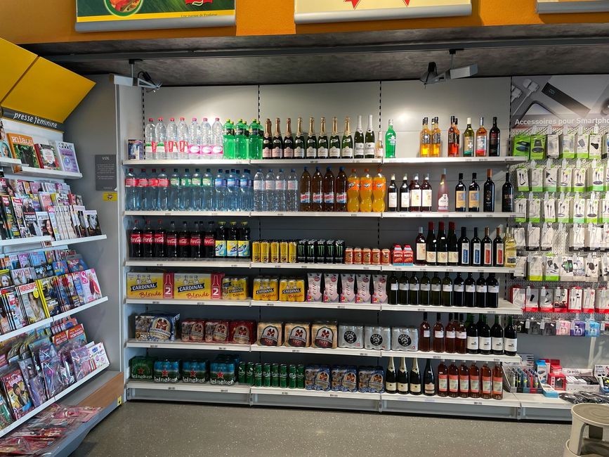 Les rayons des supérettes regorgent de sodas, d'eau en bouteille et de snacks.