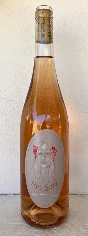 Una botella de vino con la imagen de un hombre está sentada sobre una mesa.