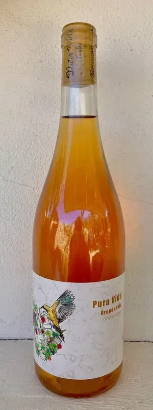 Una botella de vino con un pájaro en la etiqueta está sobre una mesa.