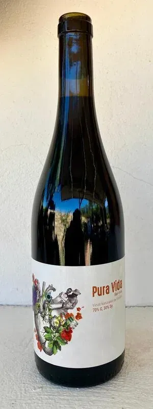 Una botella de vino está sobre una mesa.