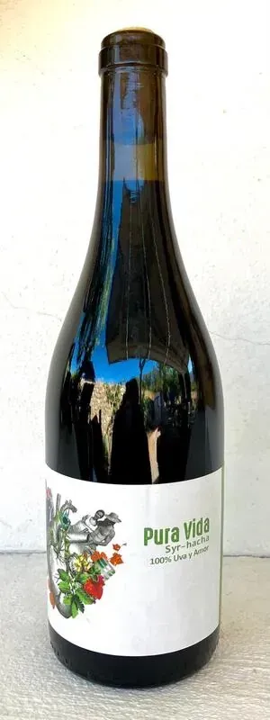 Una botella de vino está sobre una mesa.
