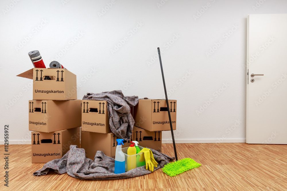 Person auf Lift beim Fensterreinigen