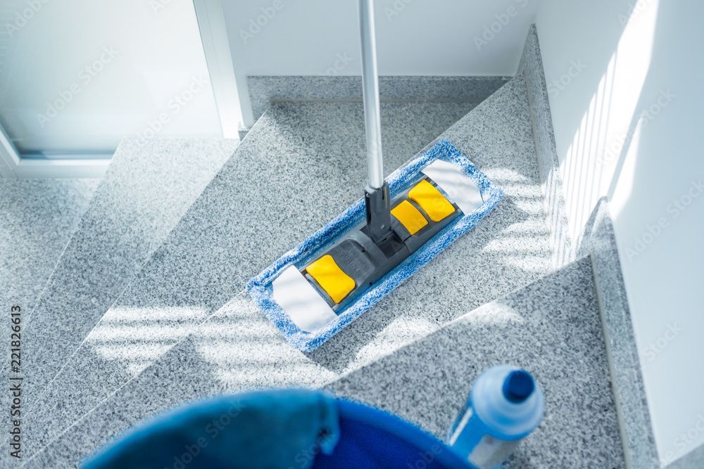 Person reinigt Stuhl mit Staubsauger