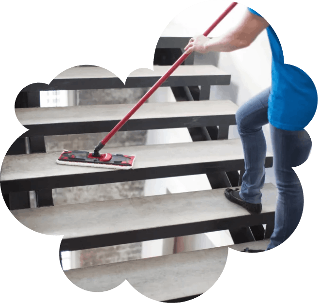 Person beim Treppen Putzen