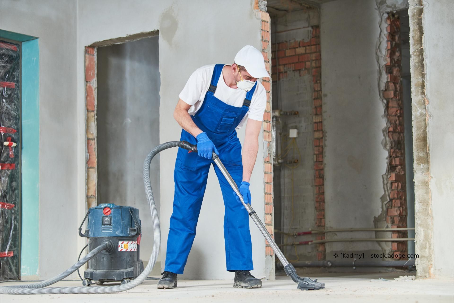 Person bei der Baustellenreinigung
