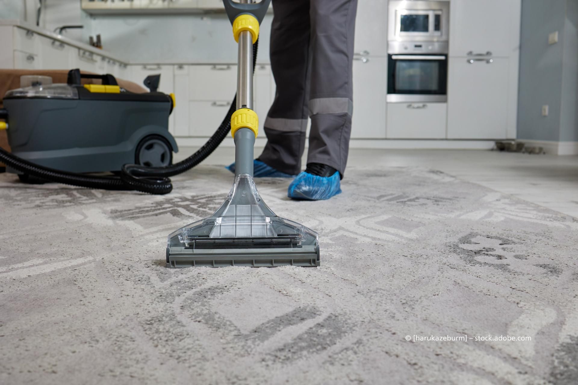 Person beim Staubsaugen