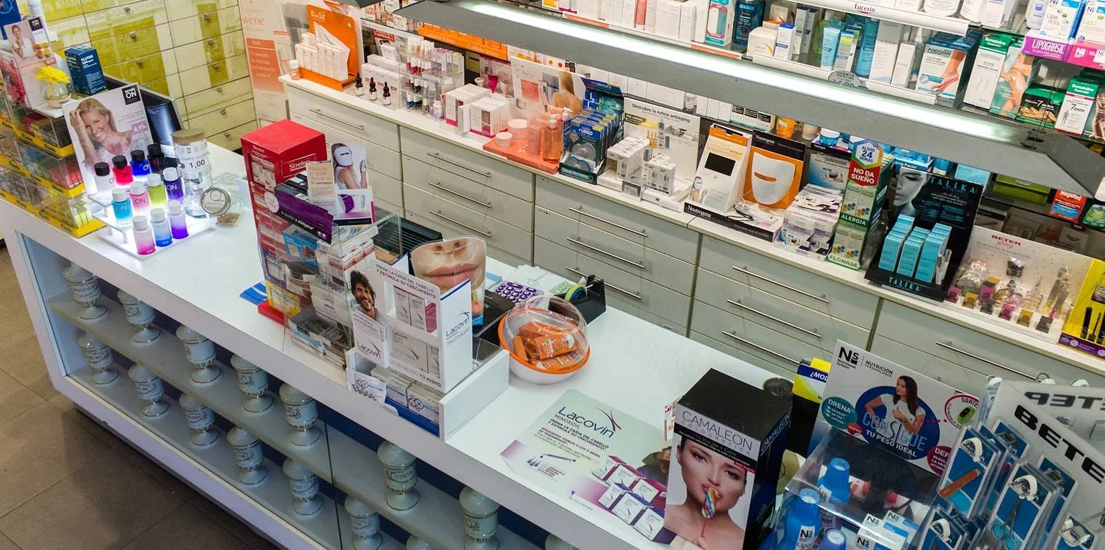 Una vista aérea de una farmacia llena de muchos productos.