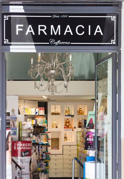 Una farmacia con un cartel encima de la puerta que dice farmacia