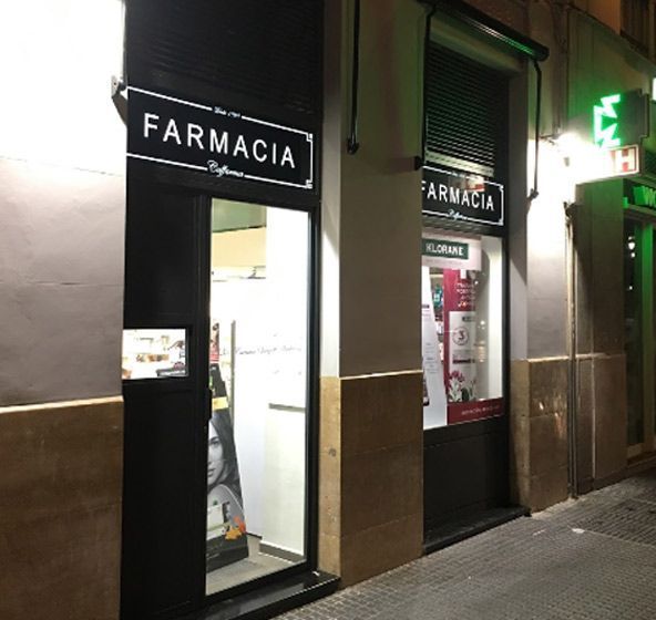El exterior de una farmacia por la noche