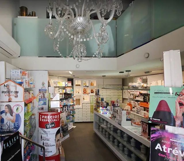 El interior de una farmacia con una lámpara de araña colgando del techo.