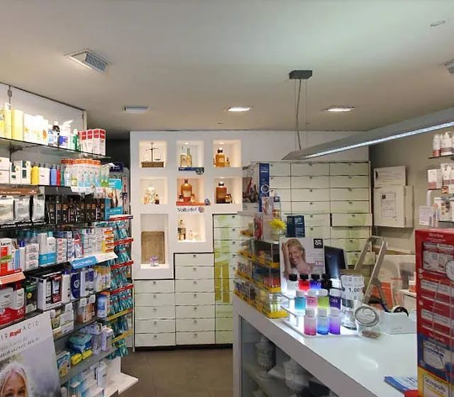 El interior de una farmacia llena de muchos productos.