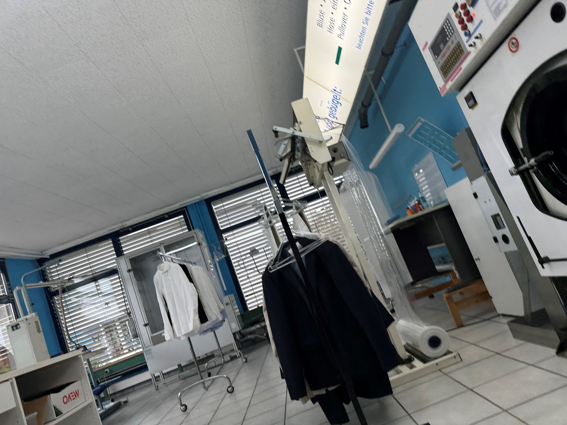 Ein Waschsalon mit Wäscheständern und einer Waschmaschine