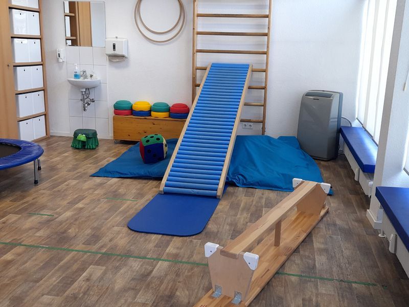 Ergotherapie Klettergerüst und Rutsche